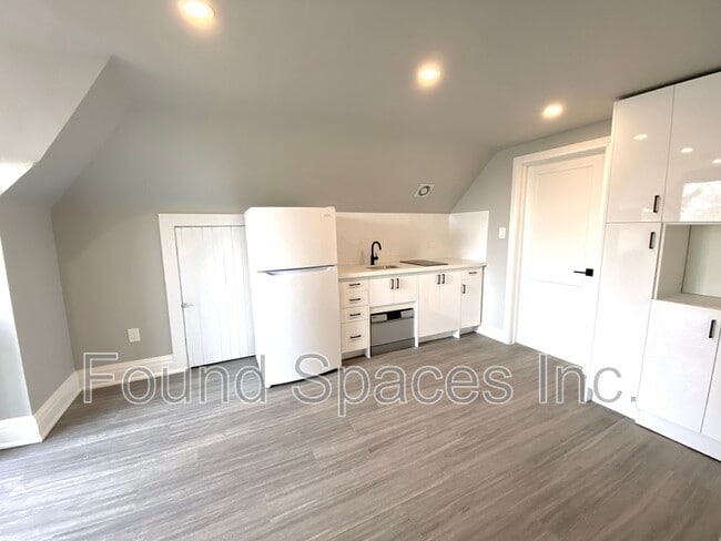 Building Photo - 953 Montclair Ave