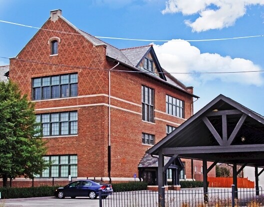 1 covered/1 lugar al aire libre - 3815 McCausland Ave