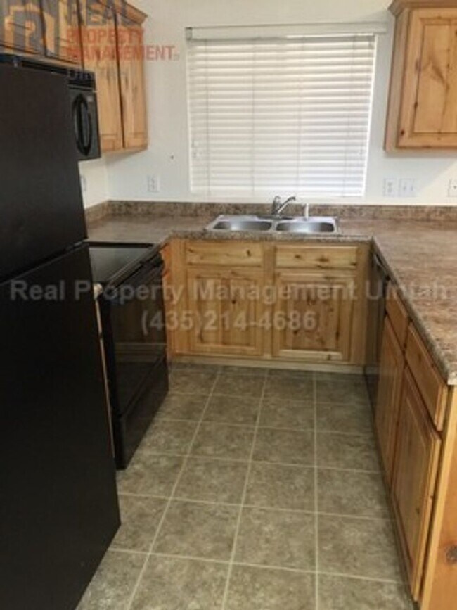 Foto del edificio - 3 Bed 2.5 Bath Townhome in Split Mountain.