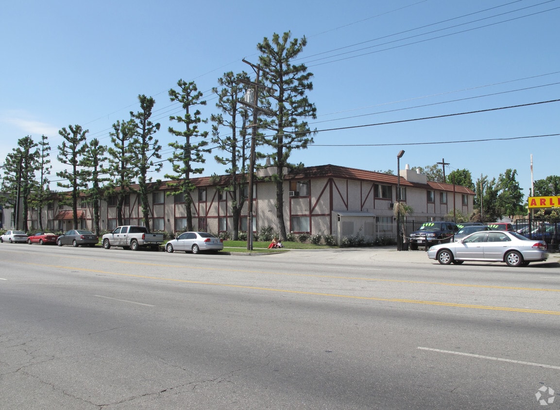 Building - 8835 Woodman Ave