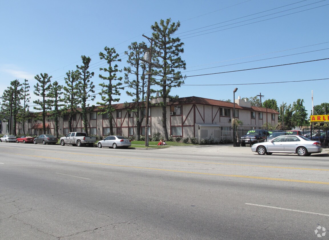 Edificio - 8835 Woodman Ave