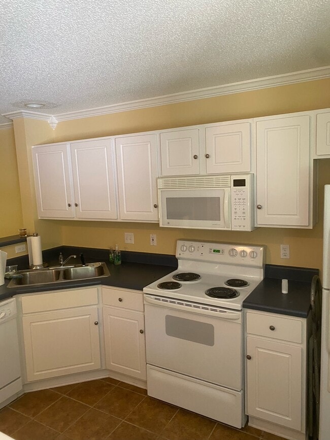 Building Photo - 8133 Shadow Oak Dr