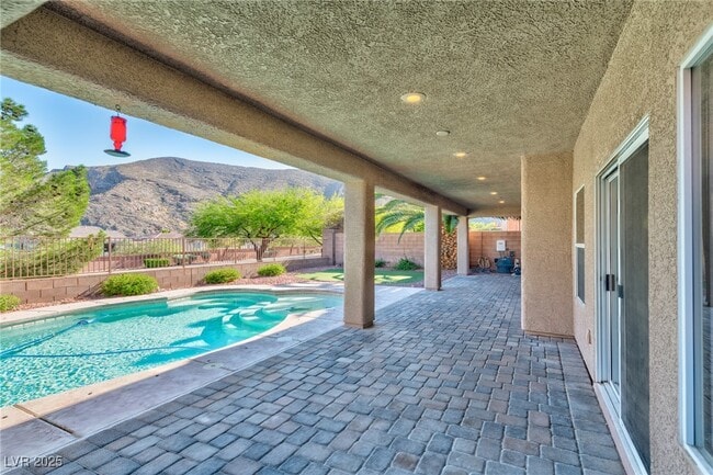 Building Photo - 10737 Hunter Mountain Ave
