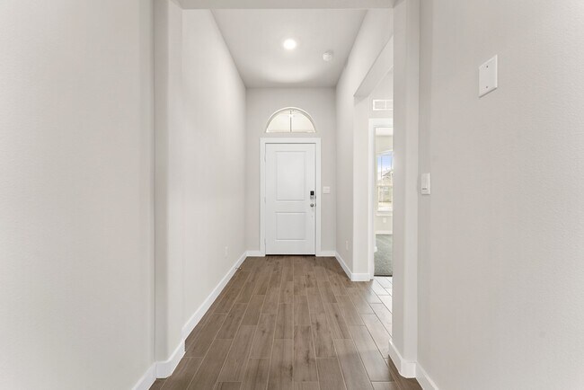 Foto del edificio - 2101 Fortune Dr