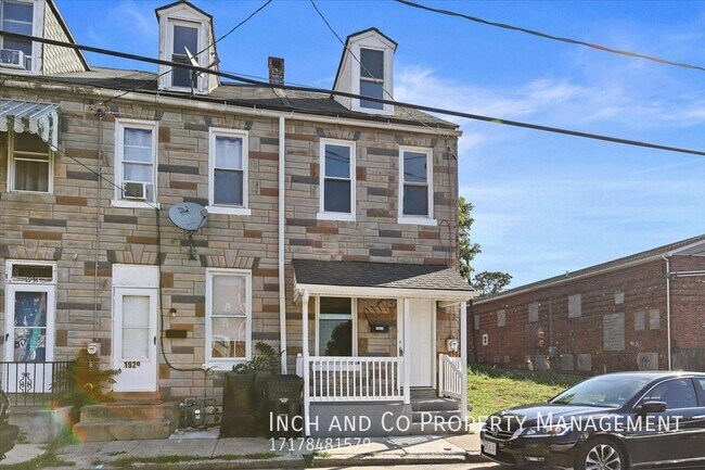 Building Photo - 3 bedroom 1.5 bath townhome Old Uptown Har...
