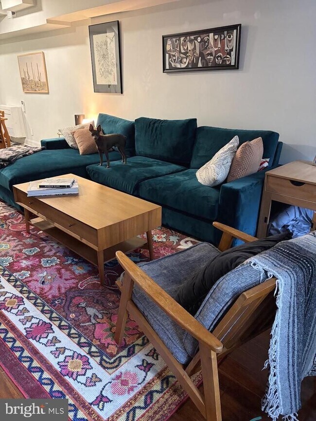 Foto del edificio - Beautifully renovated 3-bedroom, 2-bathroom home in the highly sought-after Canton/Fells Point ne...