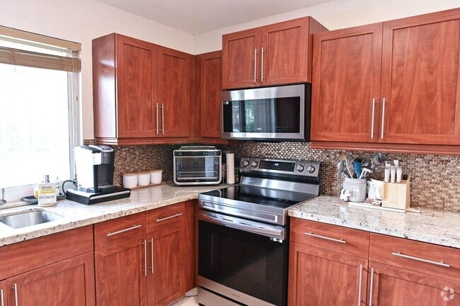 Building Photo - 6788 Via Regina