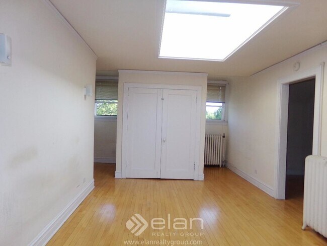 Building Photo - 733 Elm St