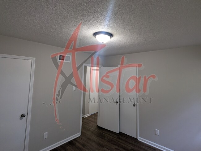 Foto del edificio - 2628 Hillcrest Dr