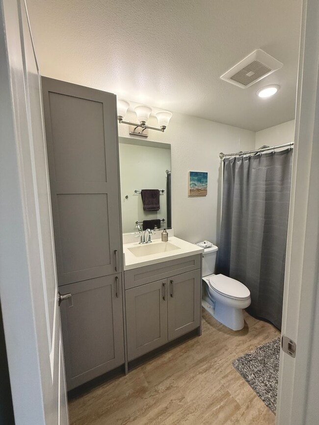 Foto del edificio - Rarely Available 2 bedroom 2 bath townhome...