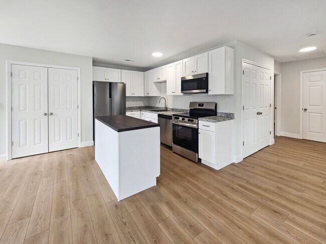 Building Photo - 7 Paris Creek Ct