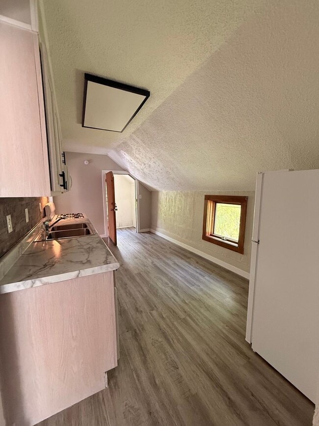 Building Photo - Two Bedroom Upper Duplex