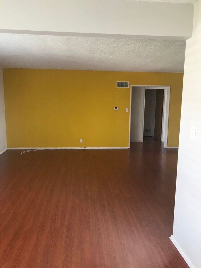 Foto del edificio - 5008 W 58th Pl