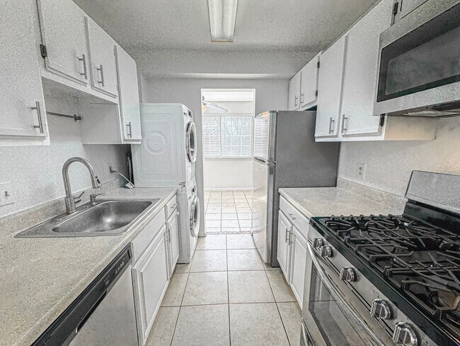 Foto del edificio - ***Coming Soon*** Sun-filled 1 Bed 1 Bath Condo In Scenic River Terrace - Water Included!