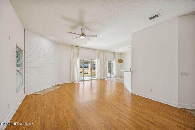 Foto del edificio - 3447 Heron Dr N