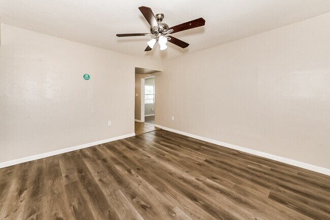 Foto del edificio - 3220 Lexington St