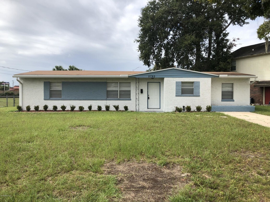 Foto principal - 5780 Cedar Forest Dr S