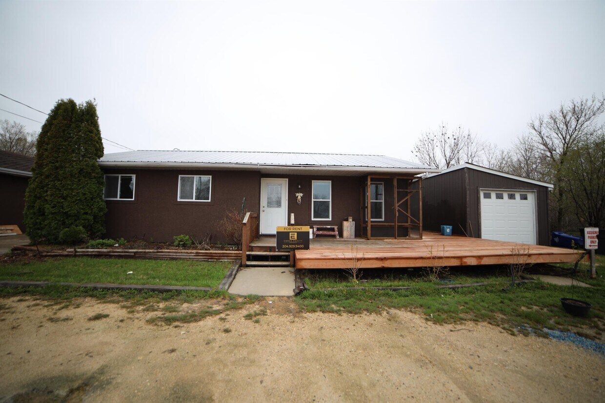 20 Crown Valley Rd W Unit 2, New Bothwell, MB R0A 1C0 Apartment for
