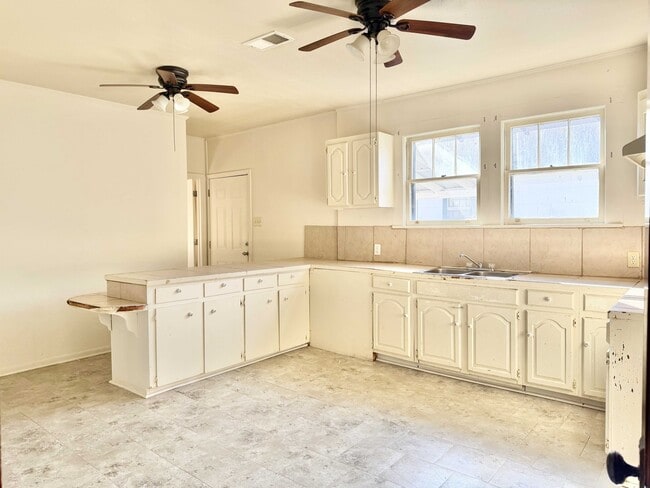 Building Photo - 452 Bernardo St