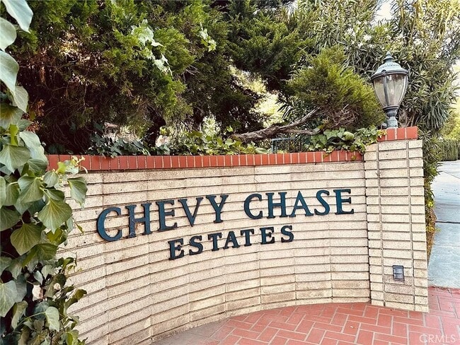 Building Photo - 2255 E Chevy Chase Dr