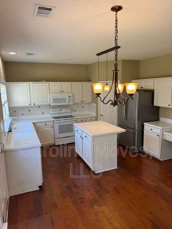 Building Photo - 4 Bay Hill Dr