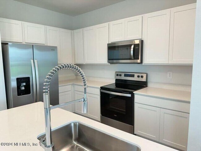 Foto del edificio - 12725 Whelan Ave