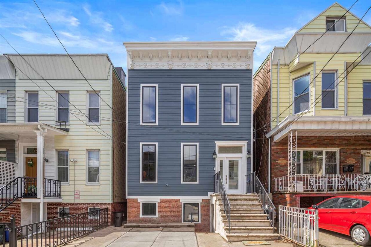 Primary Photo - 133 Hutton St