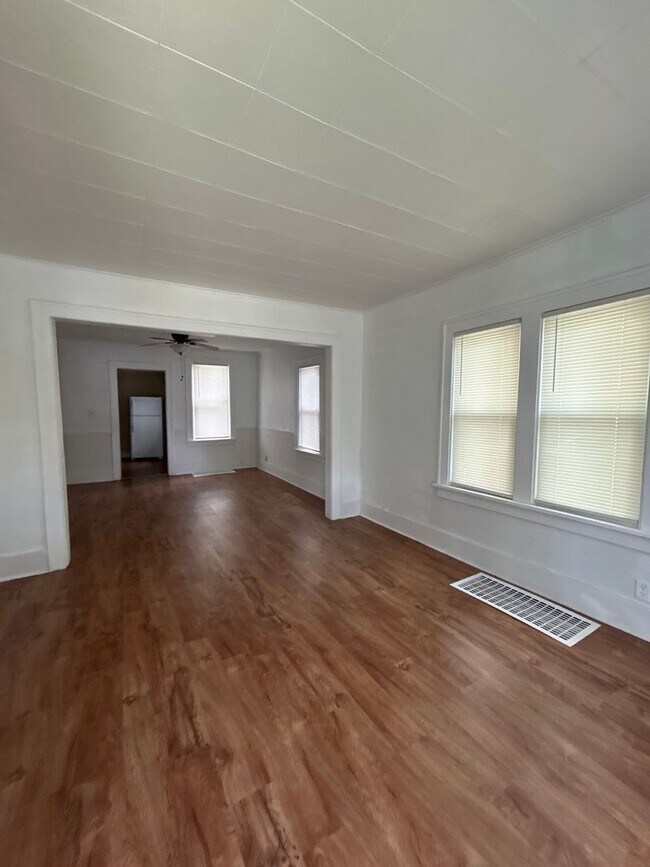 Foto del edificio - Charming 2-Bedroom, 1-Bathroom Home with B...