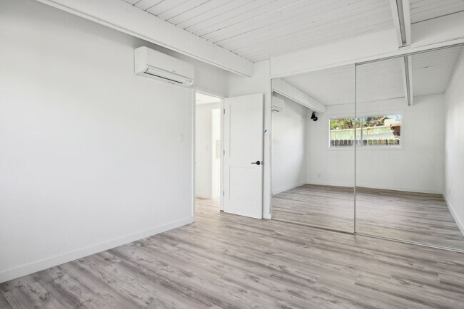 Building Photo - Creston Dr. Duplex