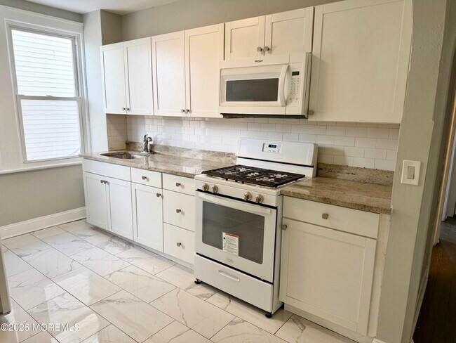 Building Photo - 37 2nd Ave