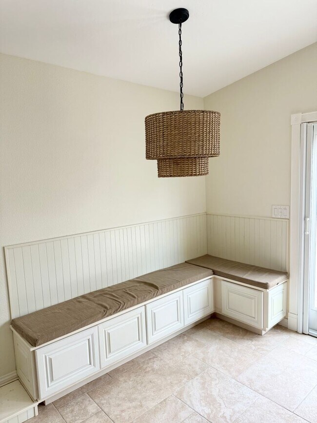 Building Photo - Beautiful Dog-Friendly Home in Oceanside