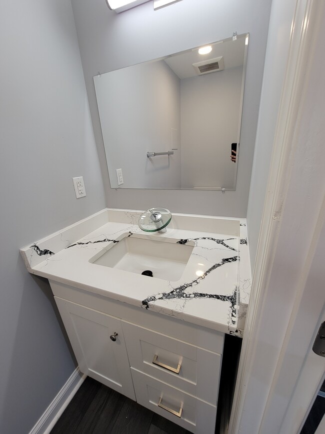 Building Photo - 1409 E Preston St