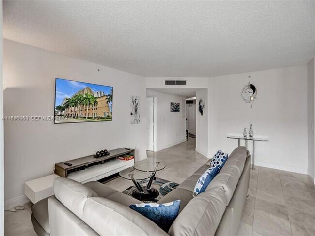 Foto del edificio - 17555 Atlantic Blvd