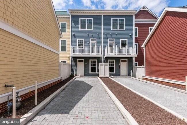 Building Photo - 723 Diamond Ave