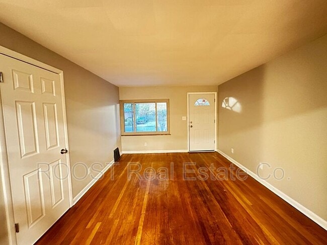 Building Photo - 1547 Garling Ave