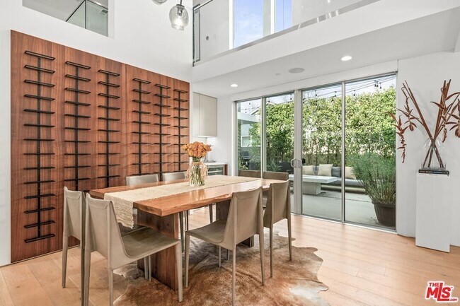 Foto del edificio - 2736 Armacost Ave