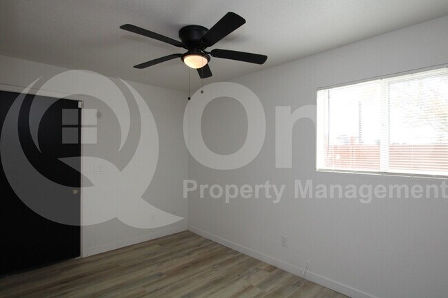 Foto del edificio - 745 W McMurray Blvd