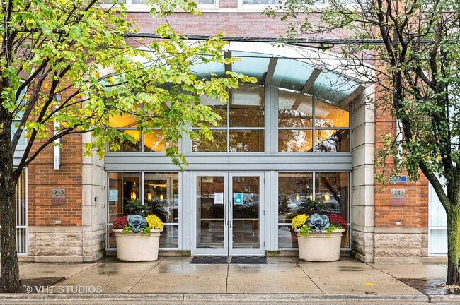 Building Photo - 933 W Van Buren St