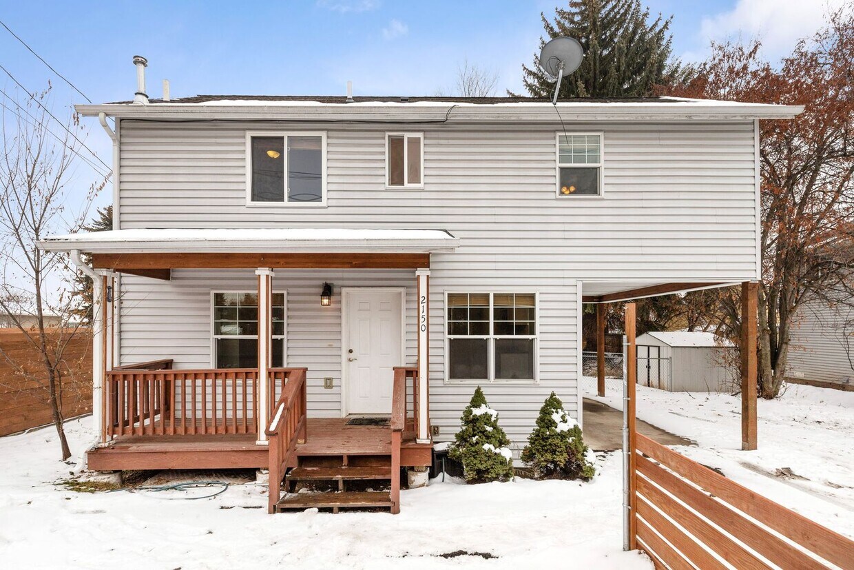 Primary Photo - $2,300 - Three Bedroom House in Central Mi...