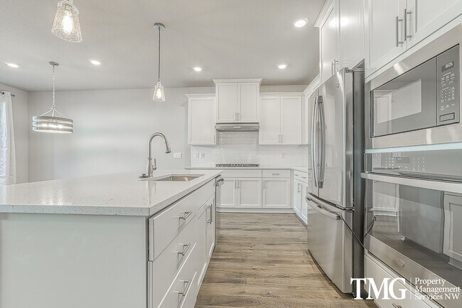Building Photo - Beautiful 4 bed, 2 bath Ranch style home c...
