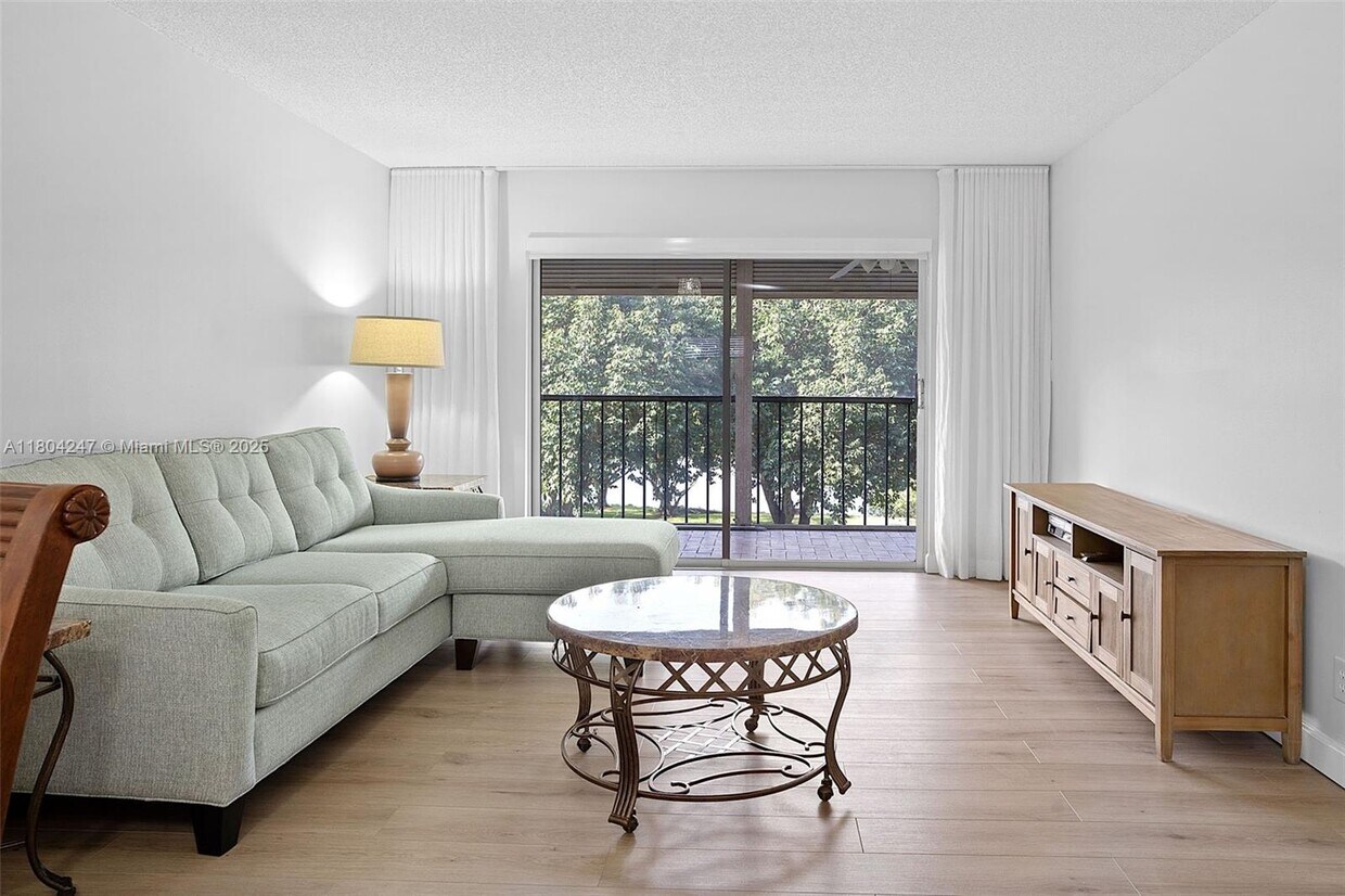 Foto principal - 5900 NW 44th St