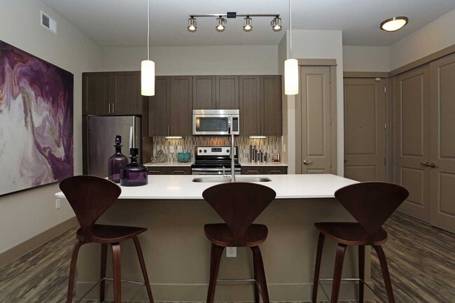 Building Photo - Sleek, Stylish, $1,000 Off