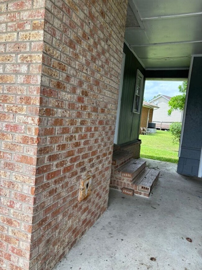 Building Photo - 3-Bedroom 2-bath house