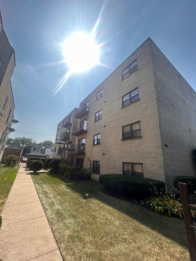 Primary Photo - 2615 W Foster Ave