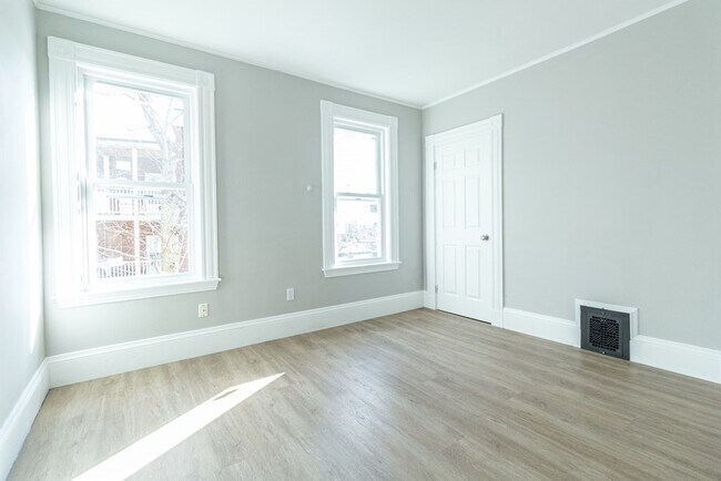 Building Photo - 9 Elm St