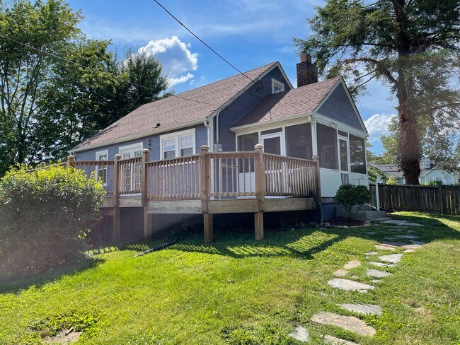 Building Photo - 1104 Highland Dr