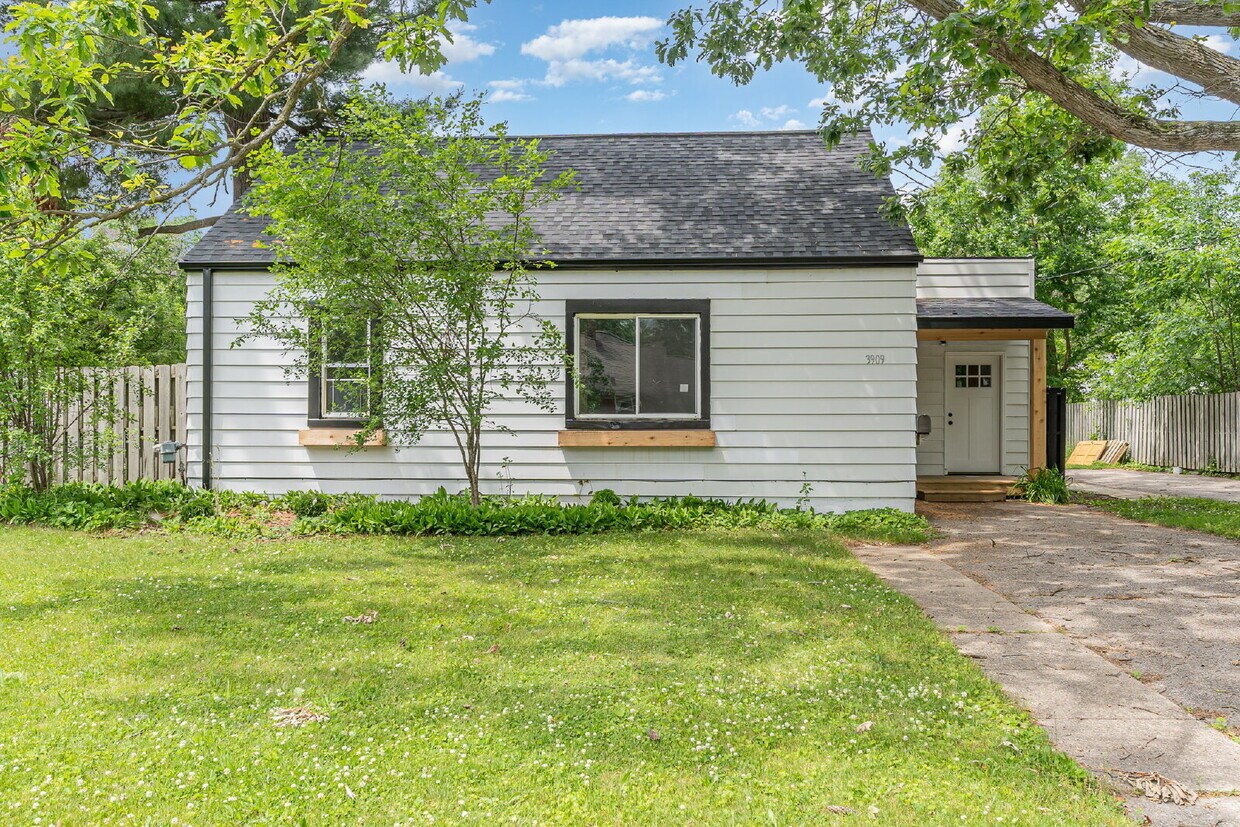 Foto principal - 3-Bedroom updated home on Salem Street $18...