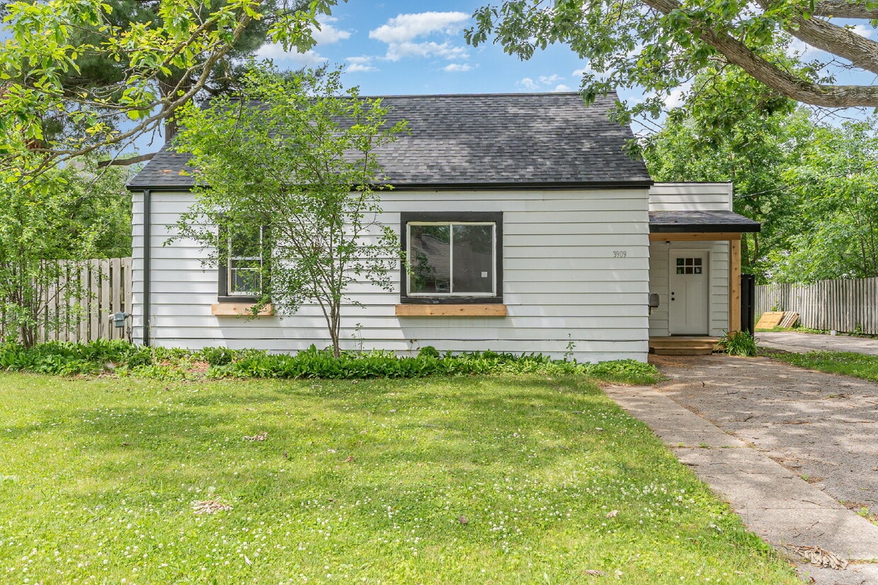 Primary Photo - 3-Bedroom updated home on Salem Street $18...