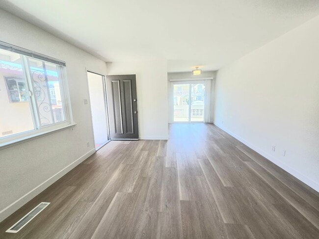 Building Photo - 910 Academy Ave