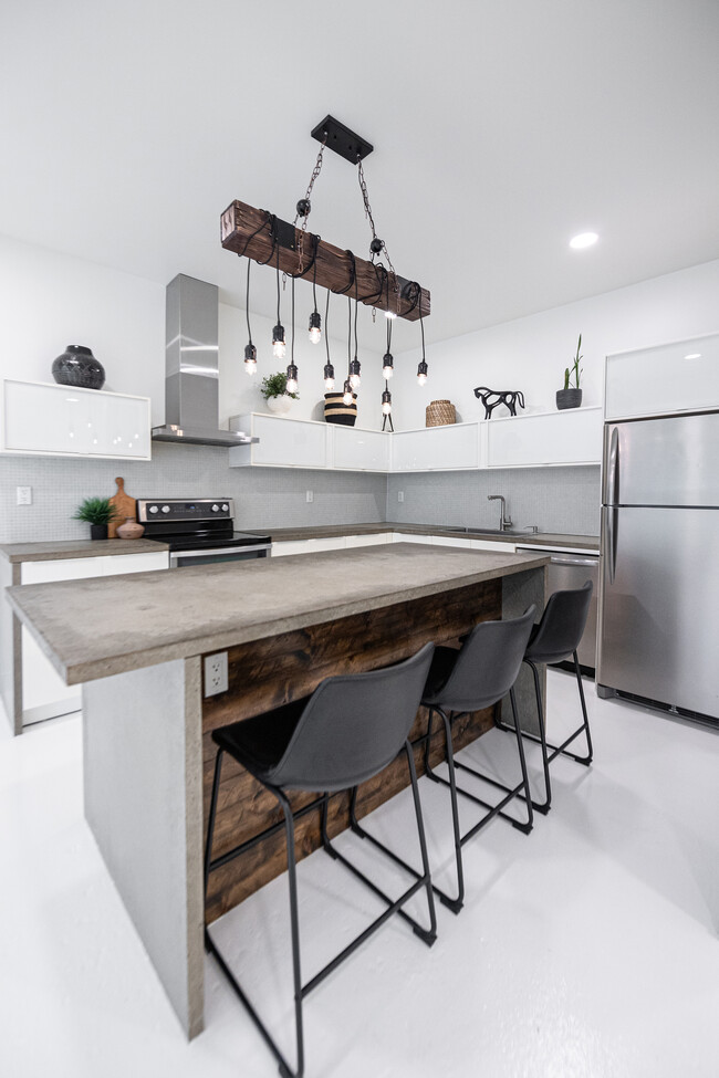 Kitchen Island - 764 Dundas St